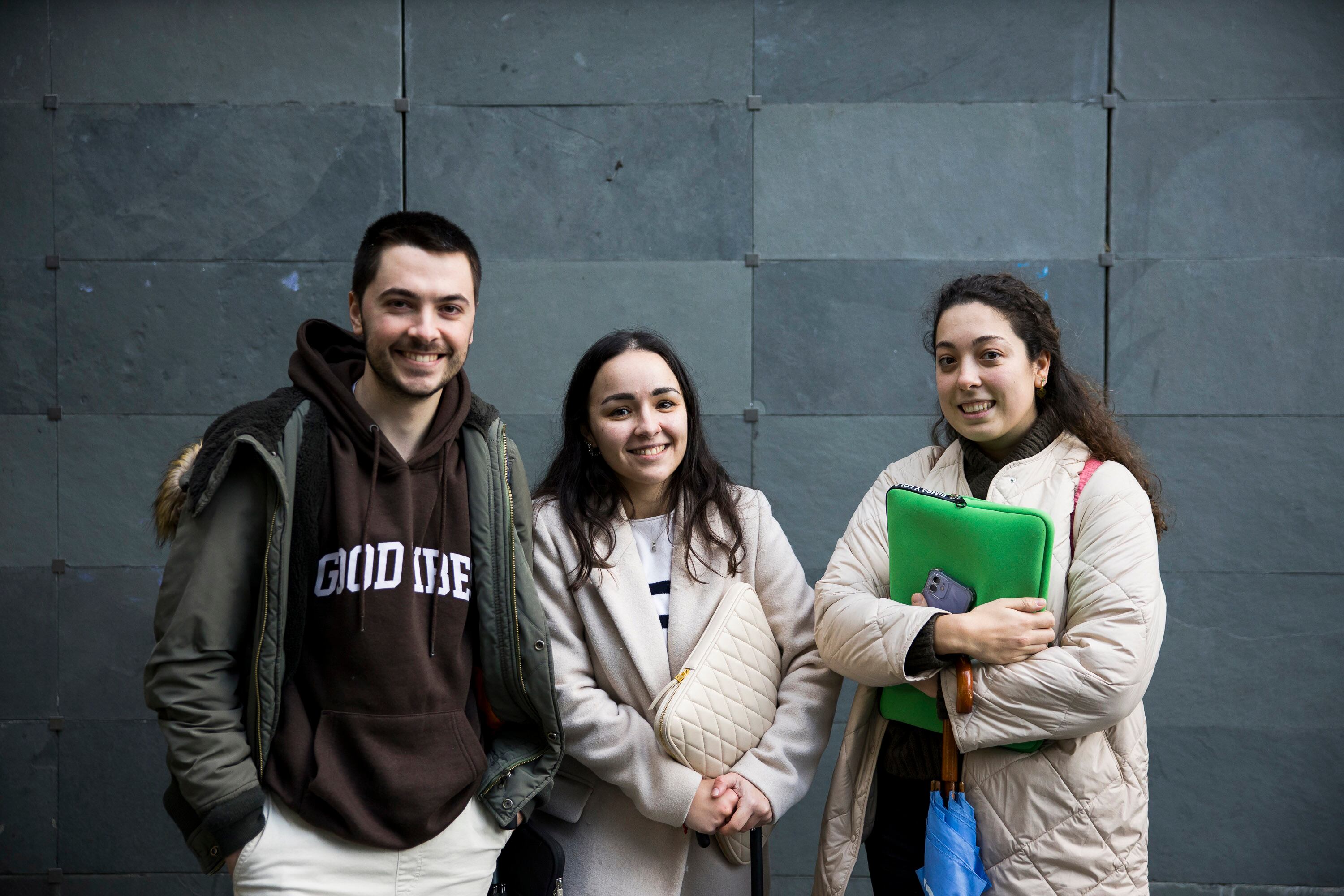 Cristian Leiro (23), Cinthia Piñeiro (23) y Clara Otero (23), delante de la biblioteca Concepción Arenal de la USC.