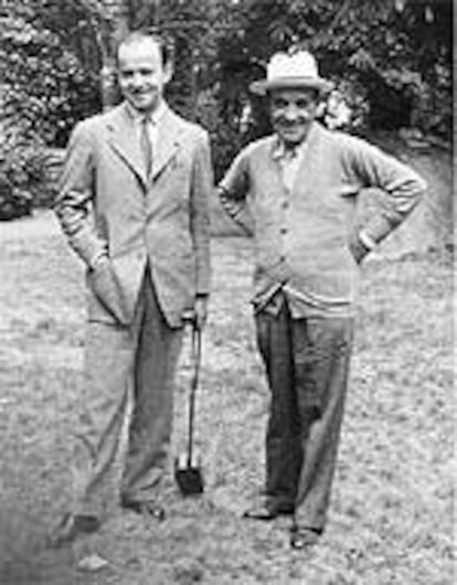 José Ortega Spottorno con su padre, Ortega y Gasset, en Sintra (Portugal), en 1943.