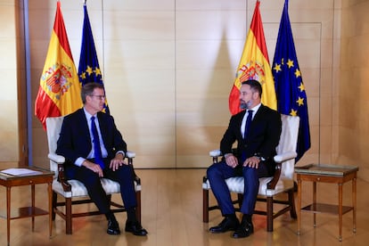 El líder del PP, Alberto Núñez Feijóo (izquierda), durante la reunión mantenida con el presidente de Vox, Santiago Abascal, dentro sus conversaciones con dirigentes políticos para buscar apoyos a la investidura, este martes en el Congreso.