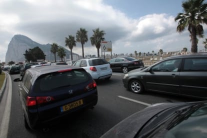 Largas colas de coches esperan en la Línea de la Concepción para poder entrar en Gibraltar.