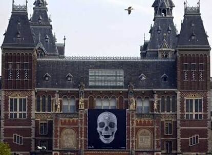 Cartel con la calavera de diamantes de Damien Hirst en la fachada del Rijksmuseum de Ámsterdam.