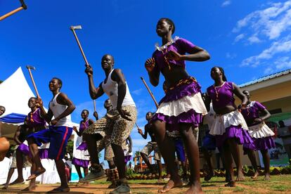 Bailarines tradicionales Acholi realizan una danza local durante la visita del actor estadounidense Forest Whitaker para expandir la Red de Pacificadores de la Juventud en la región de Acholi, en el norte de Uganda.