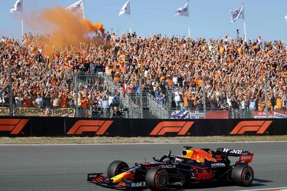 Max Verstappen saluda a la hinchada del circuito de Zandvoort tras lograr la 'pole'