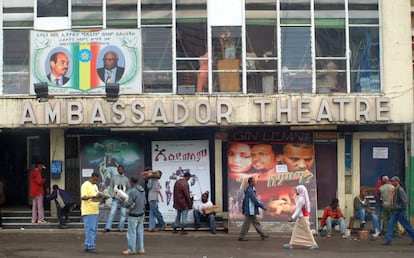 El Teatro Ambassador de Addis Abeba. Teatro y cine situado en el cruce de las calles Taitu y Desta Daamtew, cerca de la Oficina principal de Correos.