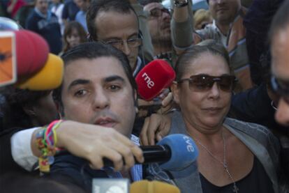 Isabel Pantoja, rodeada de periodistas a la entrada de los juzgados de Marbella.