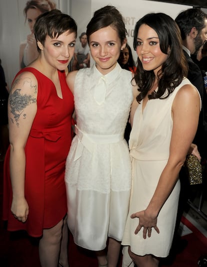 No, no os vamos a hablar ni de Lena Dunham (otra vez), ni de Aubrey Plaza. El penltimo puesto de esta lista es para Maude Apatow (en el centro de la foto). Aunque la hija de Judd Apatow y Leslie Mann slo ha ejercido como actriz en los films de su padre (su ltima aparcin en Si fuera fcil, que se estrenar en febrero), la voluntad de esta adolescente es convertirse en escritora. Colabora activamente con Hello Giggles, la web de Zooey Deschanel, el New York Times le dedica perfiles y cuenta con ms de 120.000 seguidores en Twitter. Nada mal para una chica de 14 a?os, ?verdad?