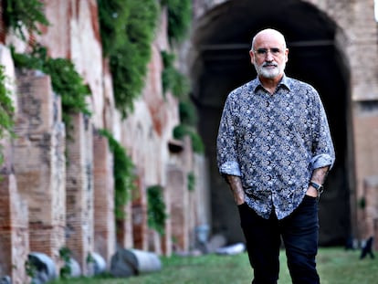 El escritor Fernando Aramburu, retratado en Roma en 2023.