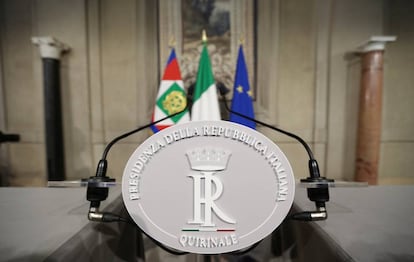 El podio donde se esperaba que Carlo Cottarelli hablara con los periodistas tras la reunión el presidente Matarella, en el palacio del Quirinal de Roma, este martes.