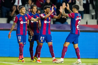 Lamine Yamal celebra el primer gol del partido con sus compañeros.