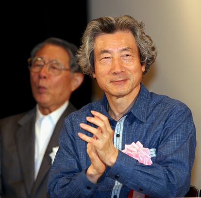 El primer ministro japonés Junichiro Koizumi en un evento en el año 2005 en Tokio, cuando lanzó su campaña de ropa informal en un esfuerzo por ahorrar energía y paliar los efectos del cambio climático. 