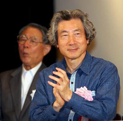 El primer ministro japonés Junichiro Koizumi en un evento en el año 2005 en Tokio, cuando lanzó su campaña de ropa informal en un esfuerzo por ahorrar energía y paliar los efectos del cambio climático.