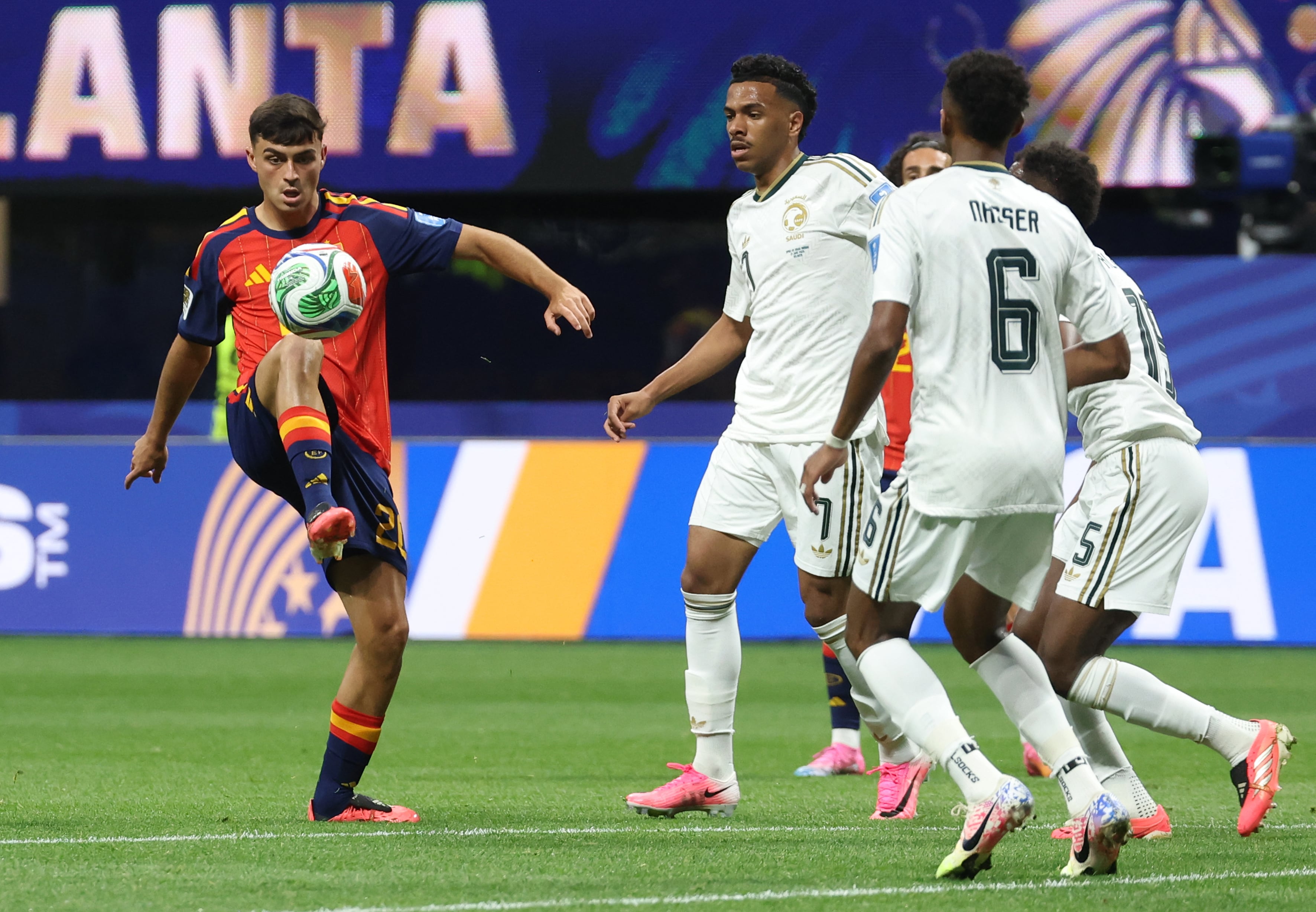 Pedri, en un momento del partido contra Arabia Saudí.