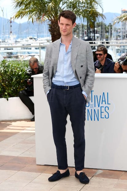 El actor británico Matt Smith eligió camisa azul, chaqueta gris y pantalones azul marino de Thom Sweeney. Nada mejor para completar el look que mocasines naúticos.