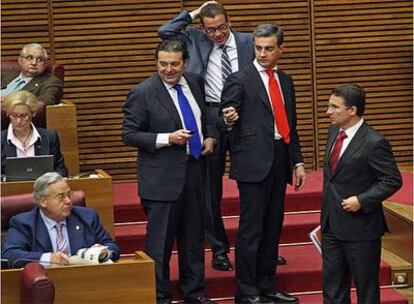 Gerardo Camps,  Costa,  Clemente y  Castellano, ayer, en las Cortes. Superpuesta, la votación.