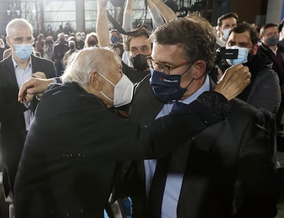 El presidente de la Xunta, Alberto Nuñez Feijóo, abraza a su mentor político y presidente honorífico del partido, José Manuel Romay Becaría, tras anunciar su candidatura a liderar el PP.