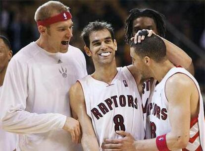 Calderón, felicitado por sus compañeros Anthony Parker y Jake Voskhul, con Chris Bosh detrás.