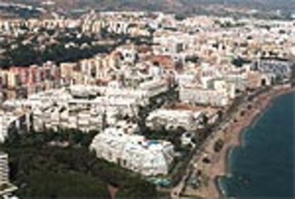 Vista panorámica de playas y urbanizaciones turísticas en la Costa del Sol.