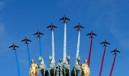 Este año también se conmemora el centenario de la entrada de Estados Unidos en la Primera Guerra Mundial con los aliados. En la foto, aviones Alpha de la Fuerzas Aéreas francesas sobrevuelan el Arco del Triunfo, en París.