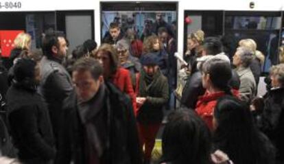 Vista de varias personas saliendo de un vagón del metro de Madrid en un día de paro en enero de 2013. EFE/Archivo