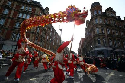 Artistas participam do desfile em comemoração ao último Ano Novo Chinês em Londres.