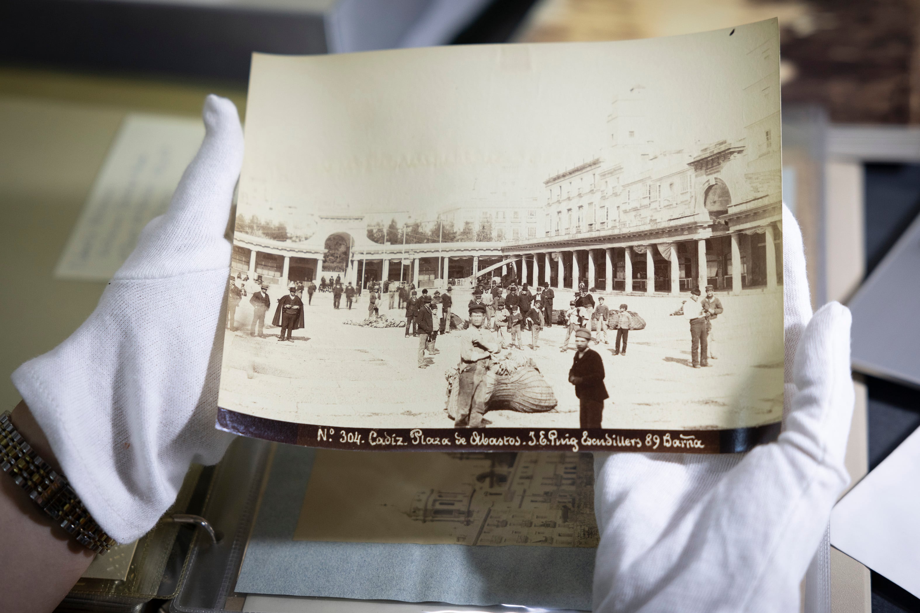 La gran fototeca de Cádiz que atesoró un coleccionista llega al Archivo Provincial 