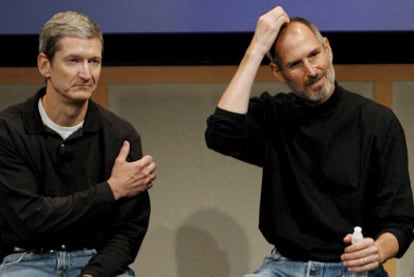 Steve Jobs (derecha) junto a Tim Cook, en agosto de 2007.
