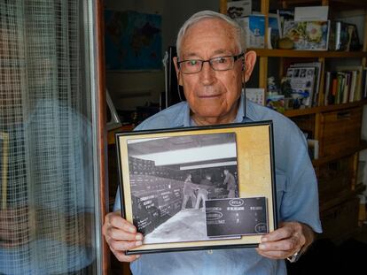 Fausto Canales posa con una fotografía de la caja en la que su padre, con otros cinco hombres y una mujer, fue inhumado en el valle de Cuelgamuros a finales de los años cincuenta, esta mañana.