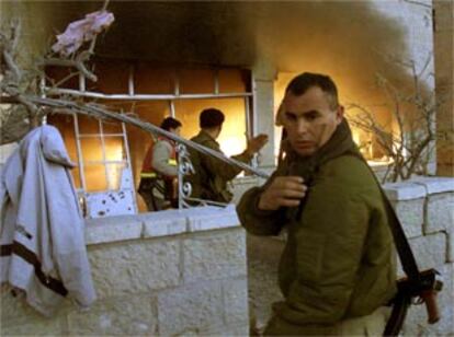 Un grupo de soldados israelíes observa los restos del cuartel de Arafat