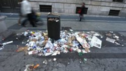 Basura acumulada en la calle Alcal&aacute; de Madrid.