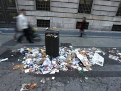 Basura acumulada en la calle Alcal&aacute; de Madrid.