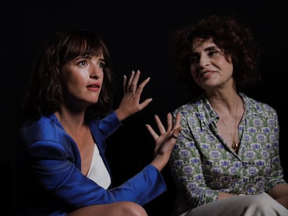 Las actrices Susana Abaitua y Adriana Ozores, protagonistas de 'El comensal', este martes durante la presentación de la película dirigida por Ángeles González Sinde a partir de la novela homónima de Gabriela Ybarra.