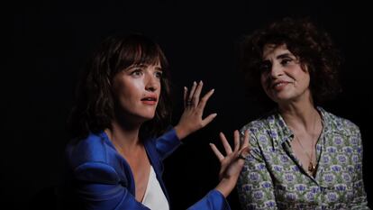 Las actrices Susana Abaitua y Adriana Ozores, protagonistas de 'El comensal', este martes durante la presentación de la película dirigida por Ángeles González Sinde a partir de la novela homónima de Gabriela Ybarra.