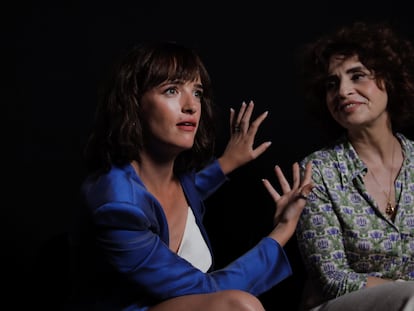 Las actrices Susana Abaitua y Adriana Ozores, protagonistas de 'El comensal', este martes durante la presentación de la película dirigida por Ángeles González Sinde a partir de la novela homónima de Gabriela Ybarra.