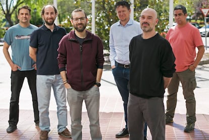 Desde la izquierda, los científicos con contratos María Zambrano en la Universidad Autónoma de Madrid, Ramón Gallego (biología), Elías López (física teórica), Miguel Ángel Fernández (ecología), Rogerio Portantiolo (geología),  Miguel Errazu (lengua) y William Douglas Carvalho (ecología)