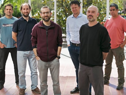 Desde la izquierda, los científicos con contratos María Zambrano en la Universidad Autónoma de Madrid, Ramón Gallego (biología), Elías López (física teórica), Miguel Ángel Fernández (ecología), Rogerio Portantiolo (geología),  Miguel Errazu (lengua) y William Douglas Carvalho (ecología).