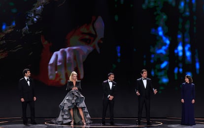 Sobre el escenario de los premios los actores Tamar Novas, Belén Rueda, Carlos Bardem y María Dueñas acompañados por Alejandro Amenábar (en el centro), director de Mar adentro que cumple 20 años de su estreno.