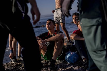 Un grupo de migrantes tras llegar a la playa del Tarajal, este miércoles. Los colegios de abogados de Melilla y Andalucía se han ofrecido a enviar refuerzos para el turno de oficio a Ceuta ante la necesidad de dar asistencia letrada a los miles de migrantes que han llegado a la ciudad autónoma en estos últimos días desde Marruecos.