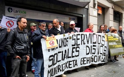 Protesta frente a Lanbide por los recortes a la familia