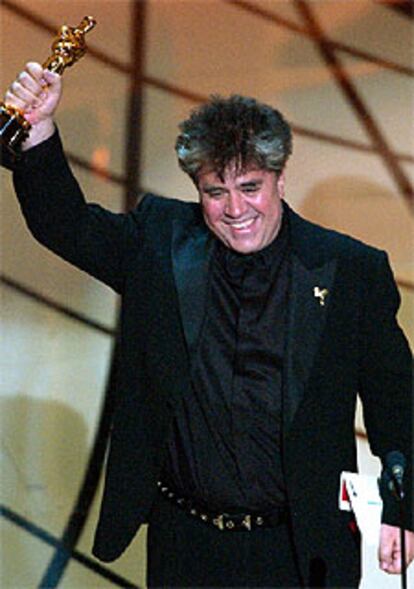 Pedro Almodóvar, tras recibir el Oscar al mejor guión original por <i>Hable con ella</i>.