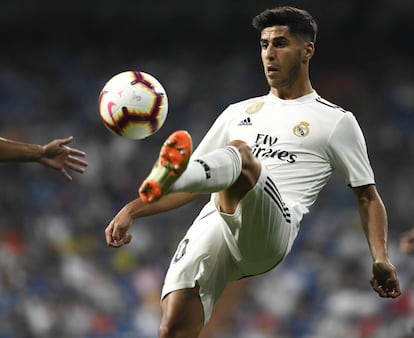 Asensio controla el balón.