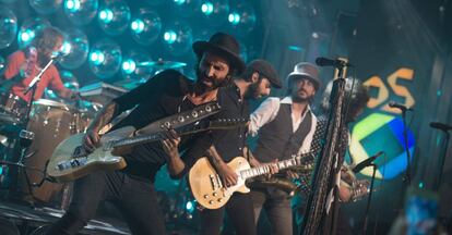 Leiva, anoche al escenario del Teatro Barceló con su grupo.