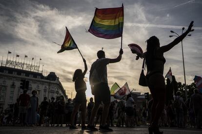 Participantes en la marcha del Orgullo en Madrid caminan por el paseo de Prado.