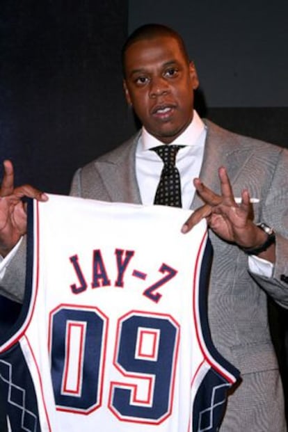 Jay Z con la camiseta de su equipo, New Jersey Nets.