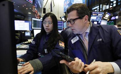 Dos operadores de la Bolsa de Nueva York (Wall Street).