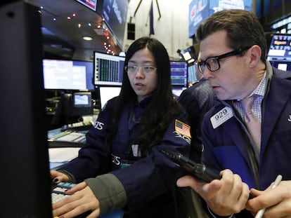 Dos operadores de la Bolsa de Nueva York (Wall Street).