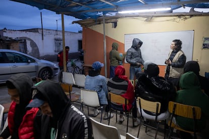 Clases de español impartidas por voluntarios en el asentamiento de inmigrantes de Atochares en la localidad de San Isidro.