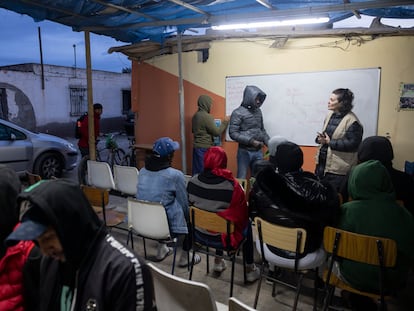 Clases de español impartidas por voluntarios en el asentamiento de inmigrantes de Atochares en la localidad de San Isidro.