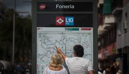 Dos usuarios consultan el mapa en la nueva estación de Foneria.