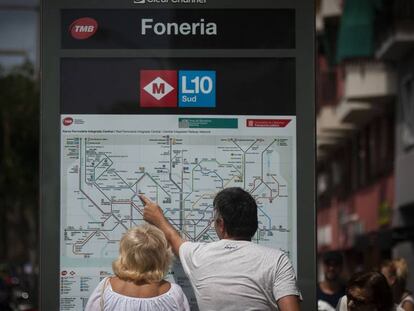Dos usuarios consultan el mapa en la nueva estación de Foneria.