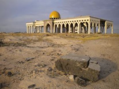 La pista del aeropuerto de Gaza, destrozada, y la terminal de viajeros